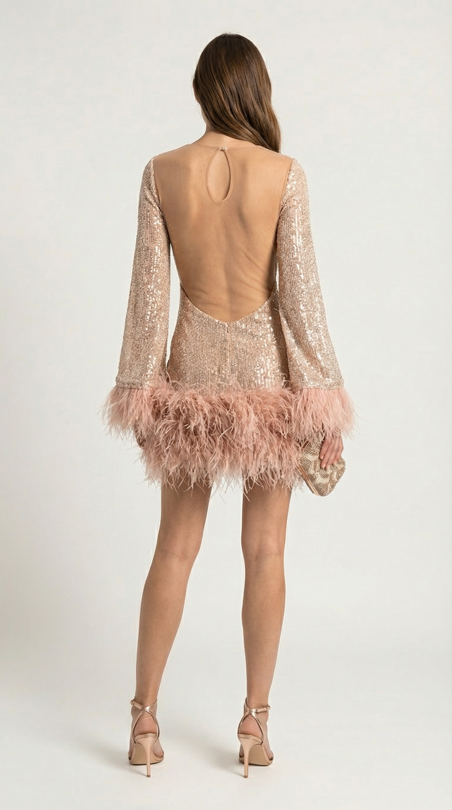 Caspyano - Vestido corto con detalles de pluma y gran respaldo abierto