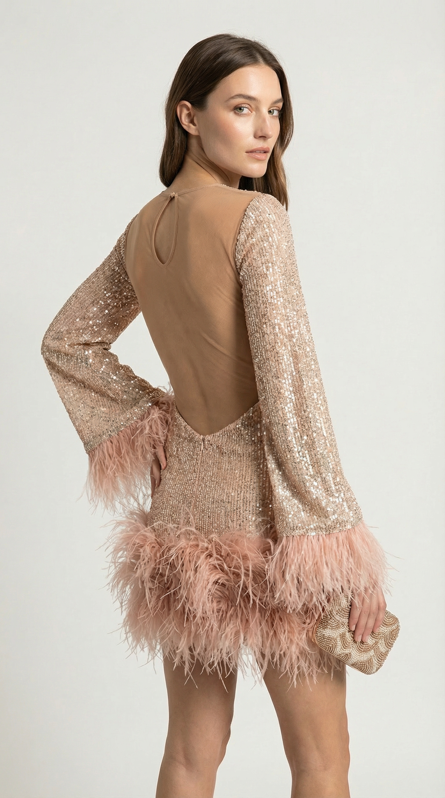 Caspyano - Vestido corto con detalles de pluma y gran respaldo abierto