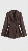 Misa - Blazer con cordones junto al café marrón