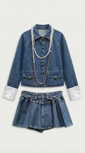 OTY - CHAQUETA DE MEZCLILLA CON PUÑOS EN CONTRASTE Y CONJUNTO DE MINI FALDA PLISADA