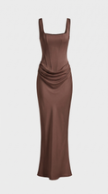 Aveline - Vestido Maxi Escultural con Aleta Drapeada Marrón